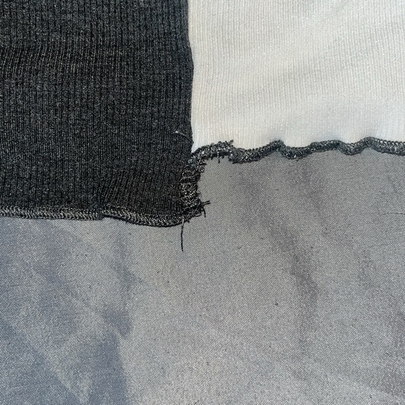 Asymmetrical gray and white crop top - Picture 4 of 6